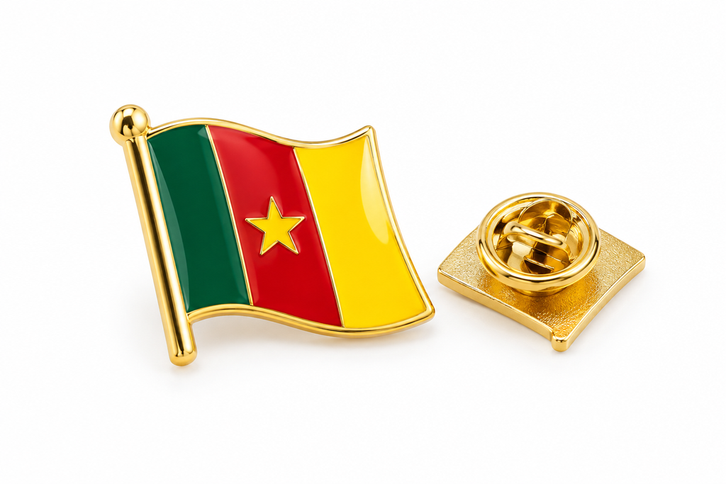 Pin's 3D drapeau du Cameroun vert rouge jaune avec étoile – Hélie Ébène fond blanc