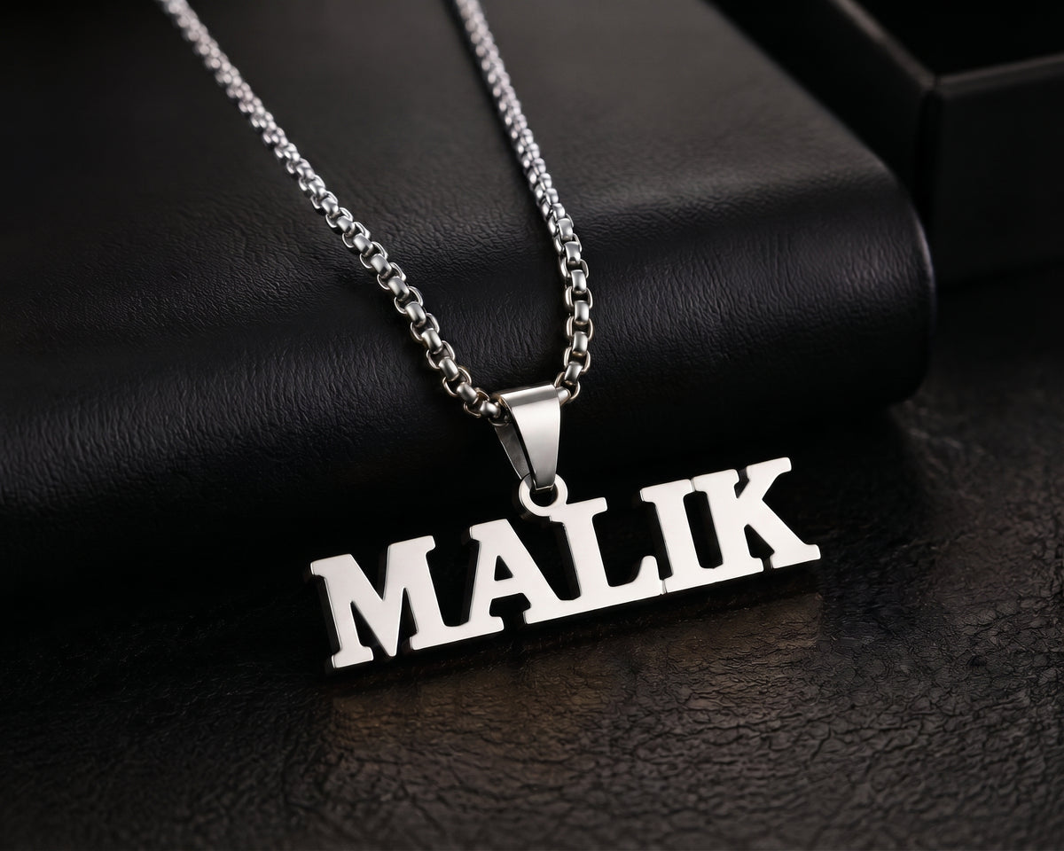 Collier prénom personnalisé MALIK finition argentée sur fond noir