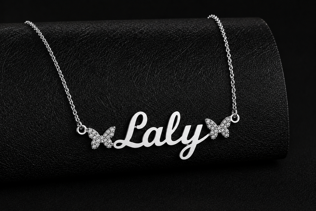 Collier prénom enfant Laly argenté avec papillons scintillants fond noir