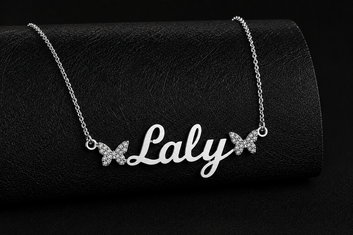 Collier prénom enfant Laly argenté avec papillons scintillants fond noir