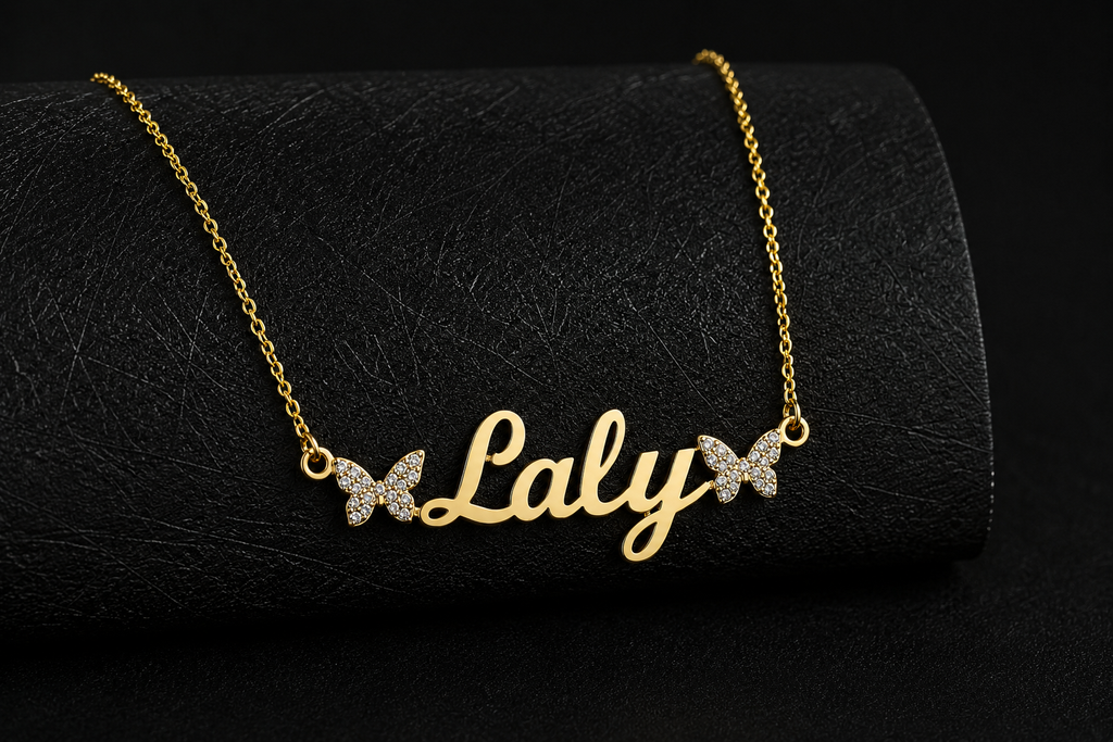 Collier prénom enfant Laly doré avec papillons scintillants fond noir