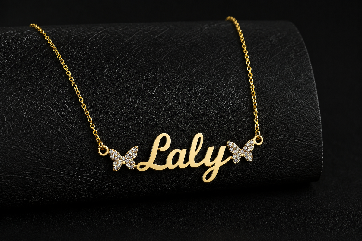 Collier prénom enfant Laly doré avec papillons scintillants fond noir