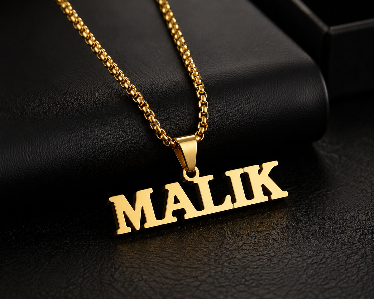 Collier prénom personnalisé MALIK finition dorée sur fond noir