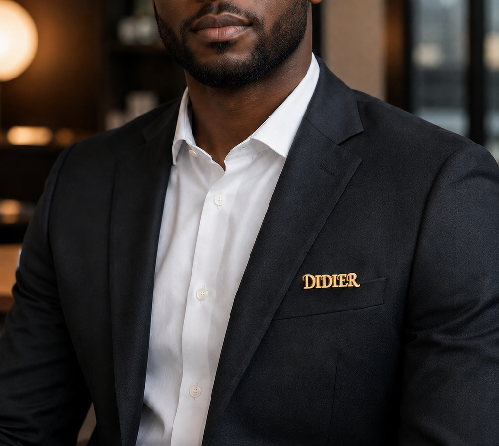 Pin’s AURA doré personnalisé avec prénom en majuscule porté sur une veste