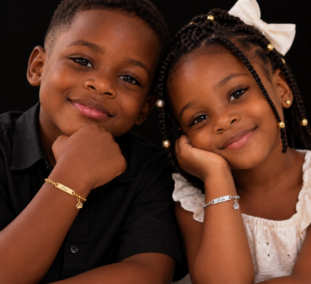 Bracelet prénom personnalisé enfant doré avec breloque couronne – PETIT ROYAL mixte porté