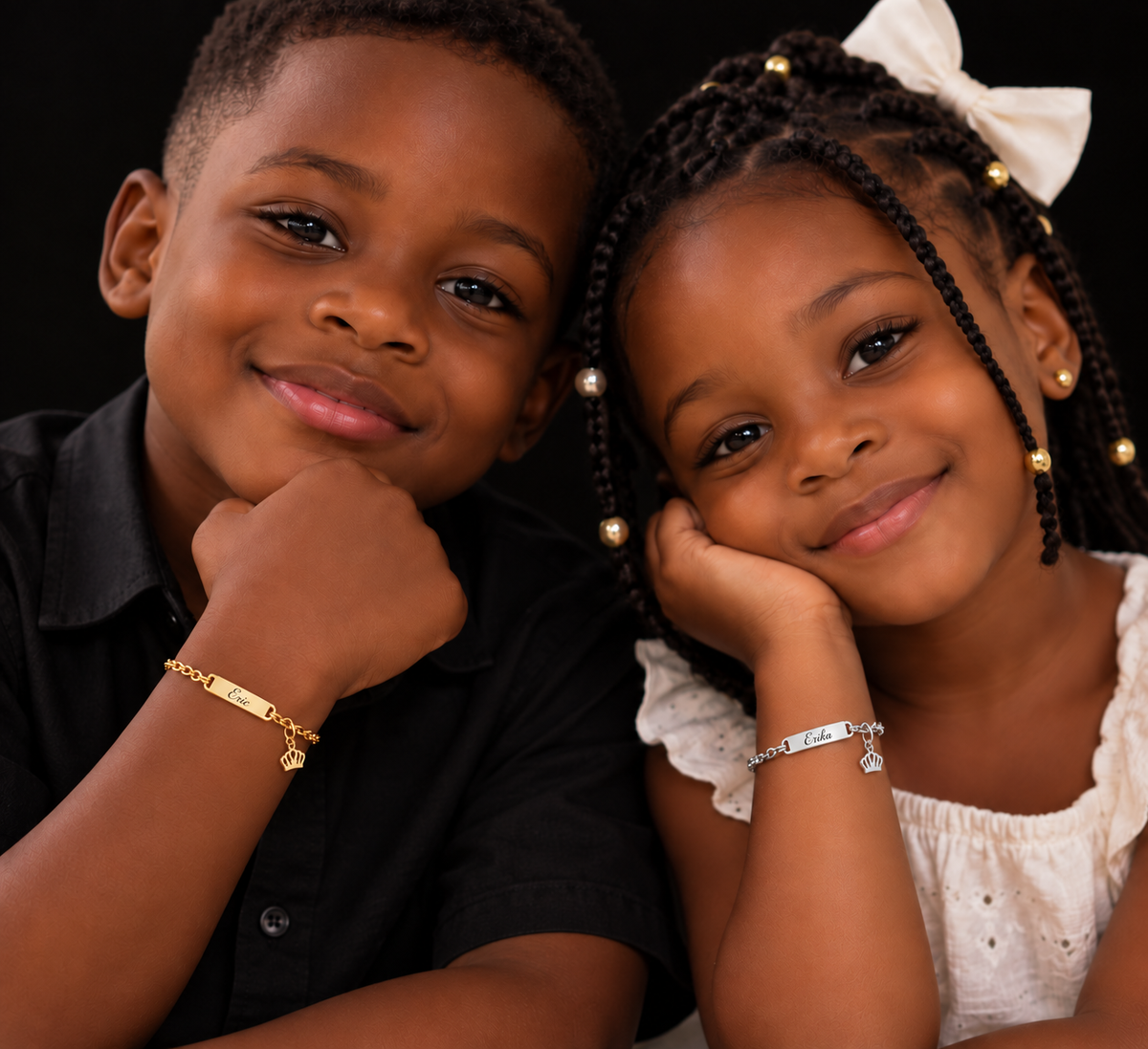 Bracelet prénom personnalisé enfant doré avec breloque couronne – PETIT ROYAL mixte porté