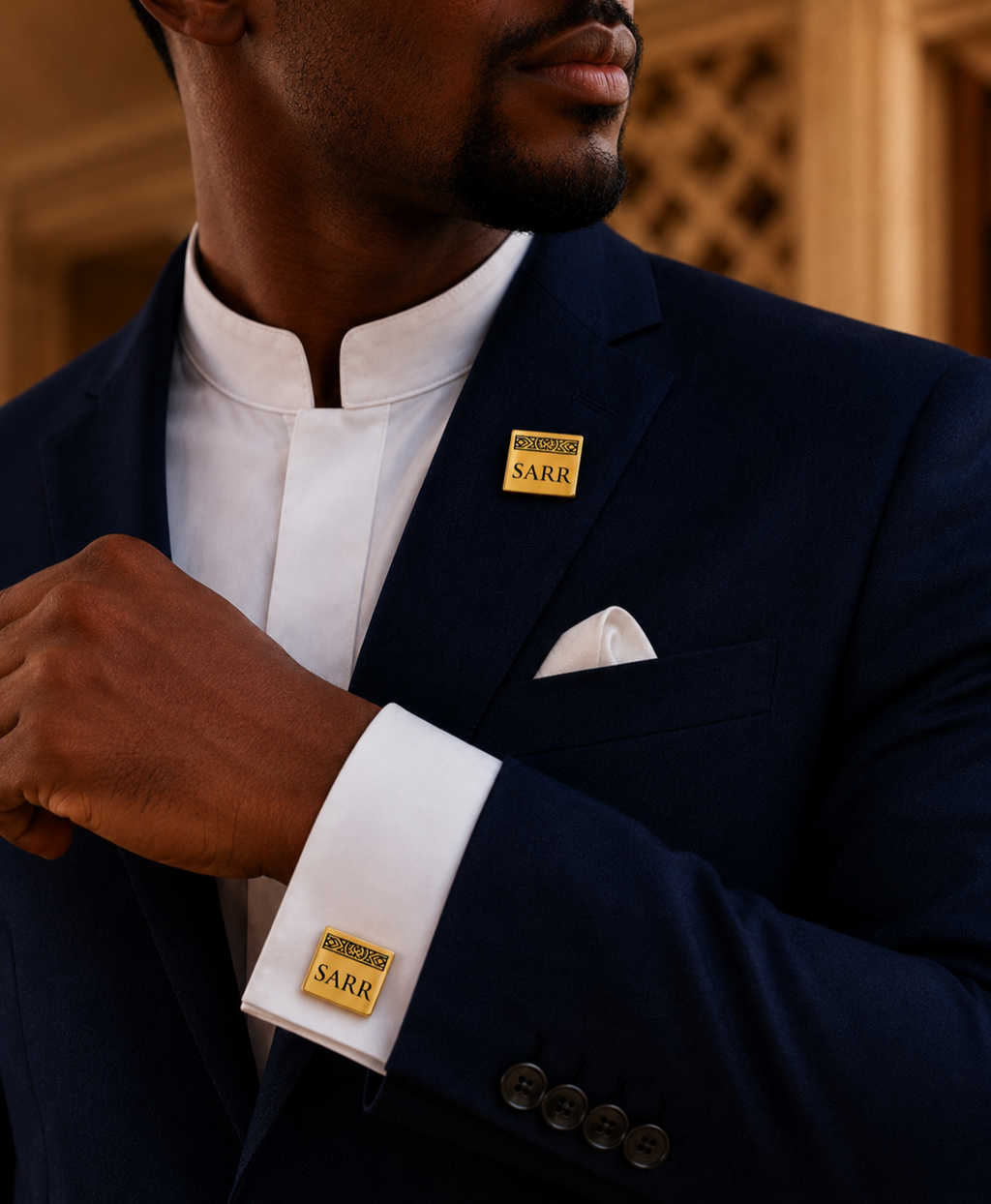 Boutons de manchette LIGNÉE portés avec pin's personnalisé assorti