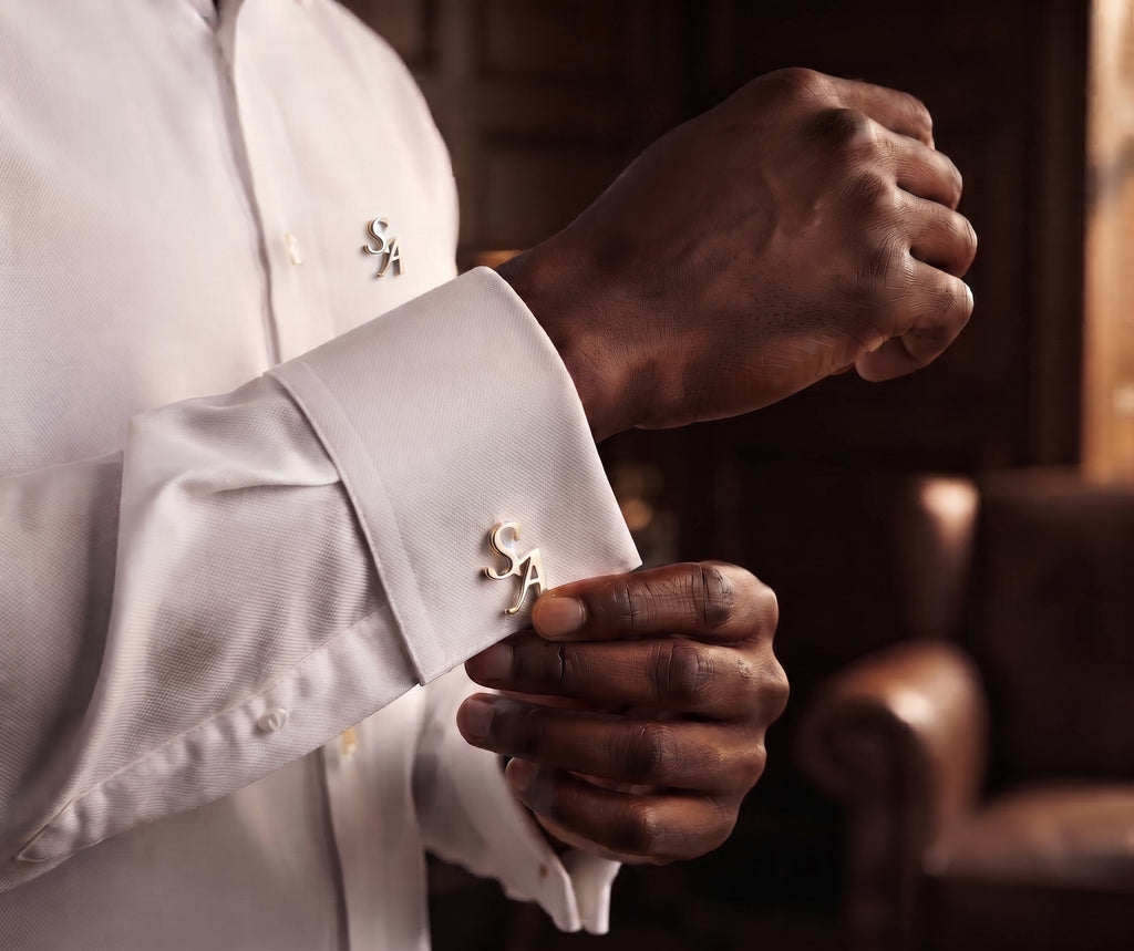 Pin’s ALLURE assorti aux manchette argenté personnalisé porté sur une chemise blanche