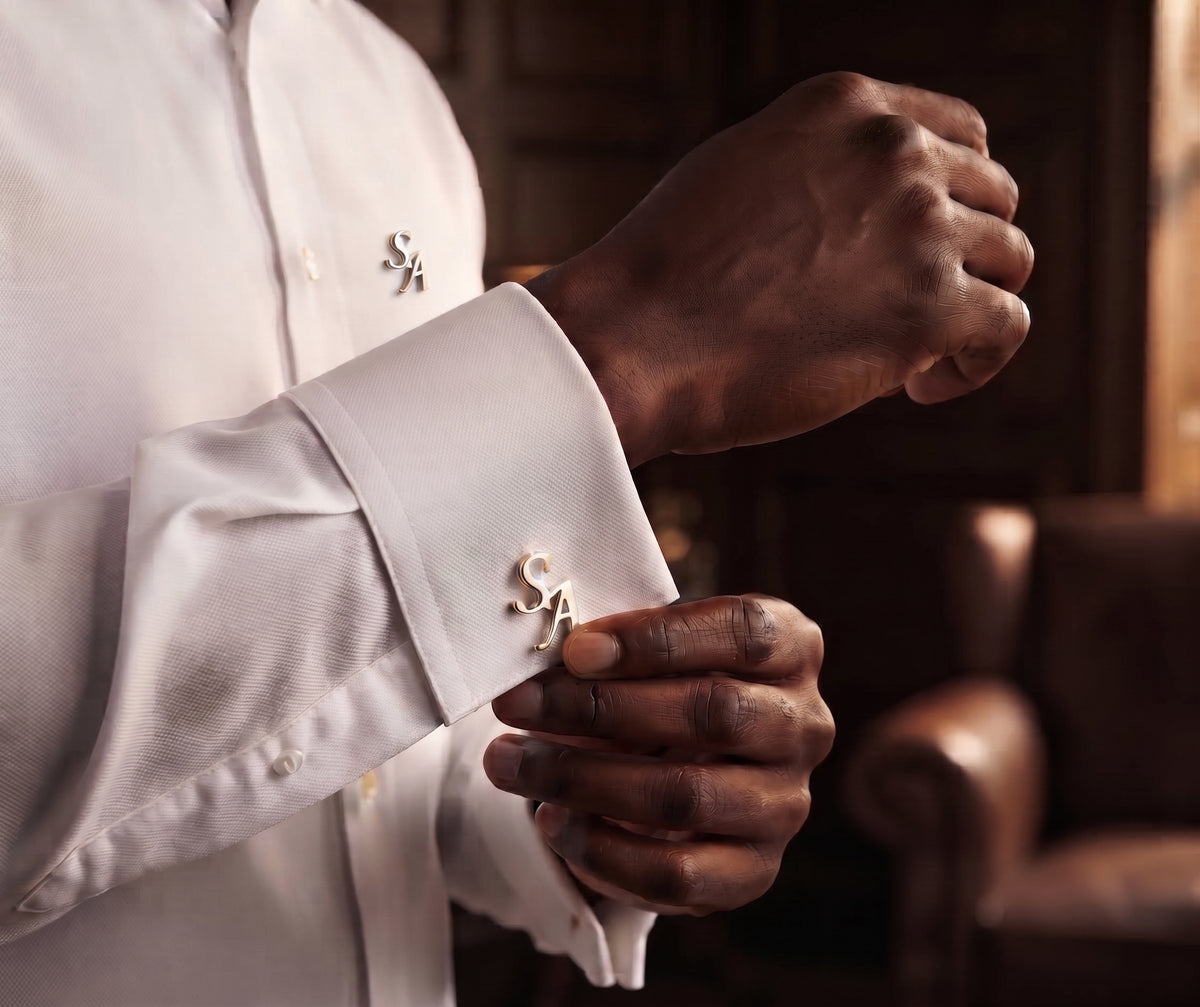 Pin’s ALLURE assorti aux manchette argenté personnalisé porté sur une chemise blanche