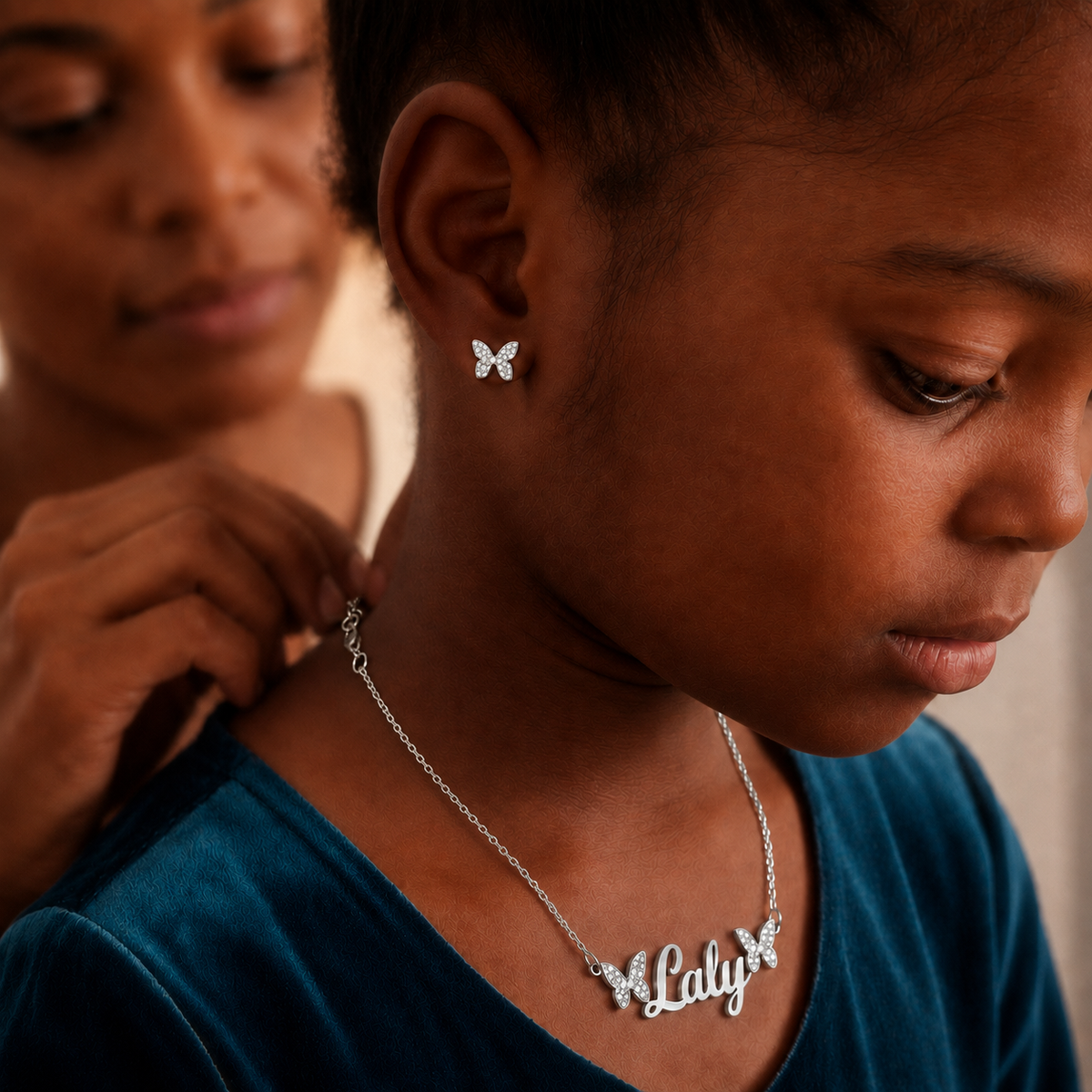 Collier prénom Laly argenté porté par une petite fille"
