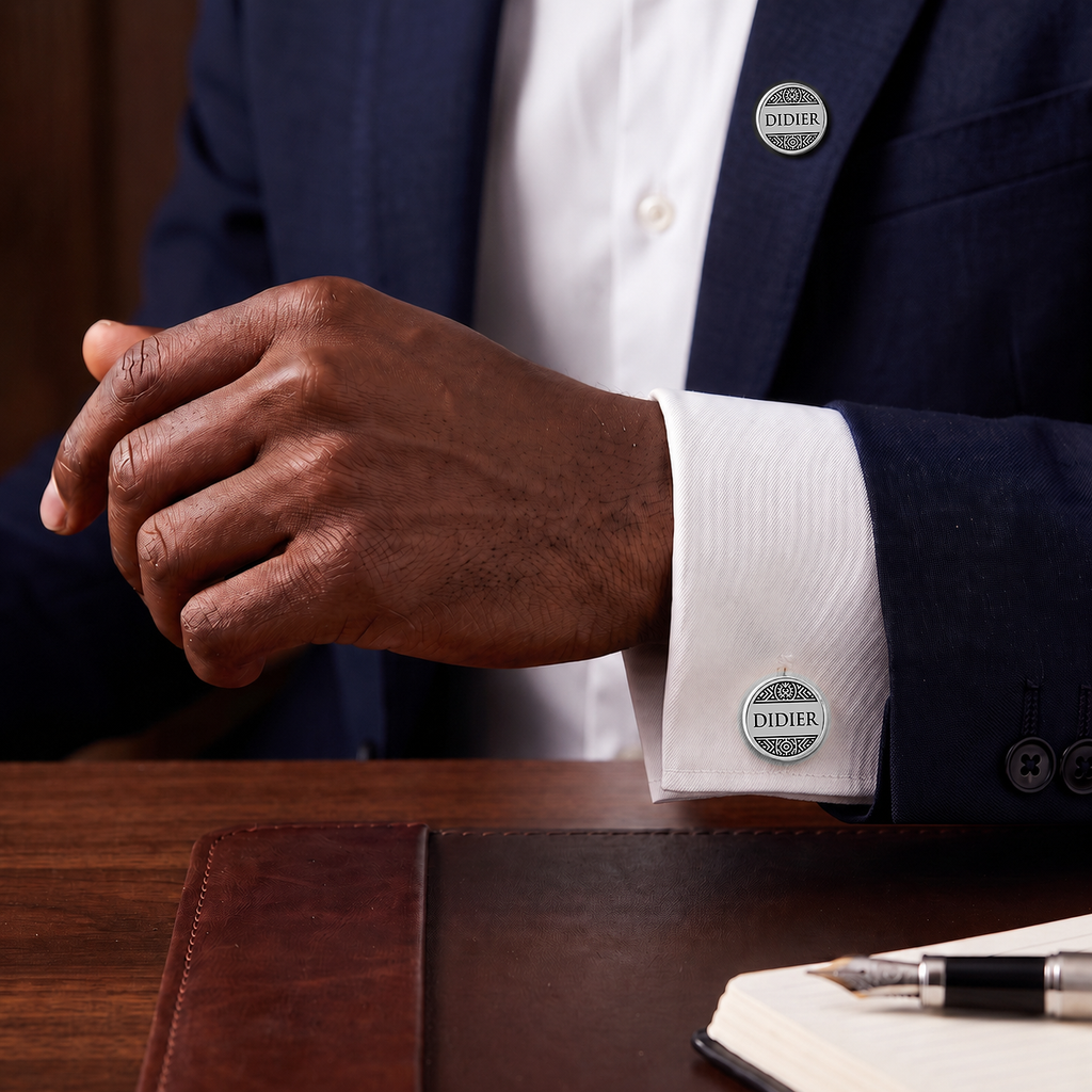 Pin's ROYAL argenté porté avec boutons de manchette personnalisés assortis