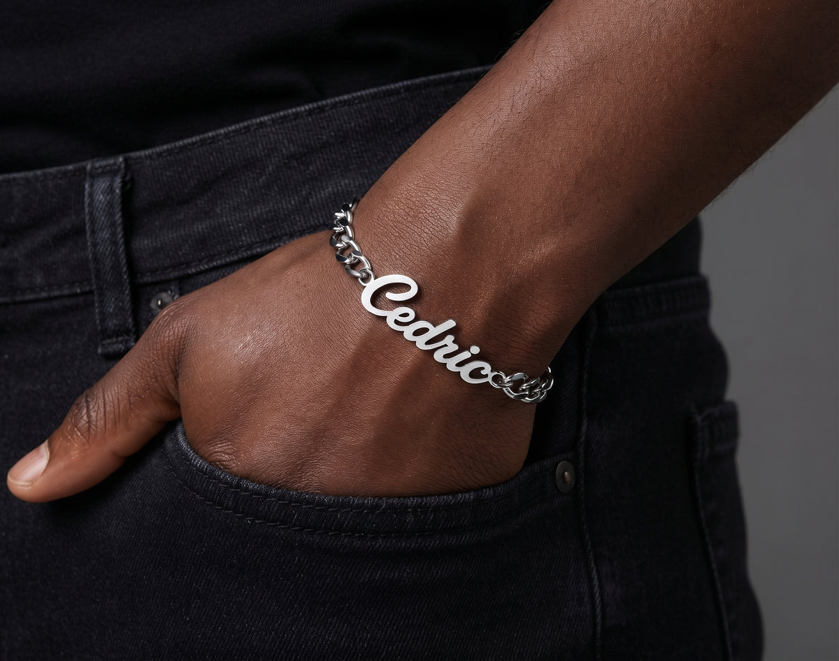 Bracelet prénom personnalisé Cédric argenté porté au poignet homme