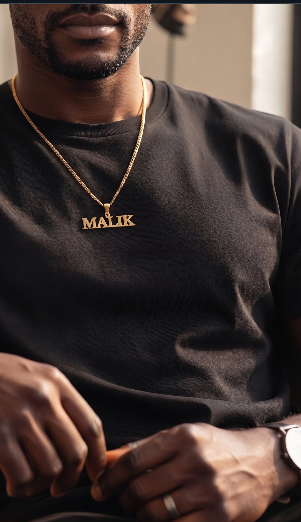 Collier prénom personnalisé MALIK doré porté par un homme