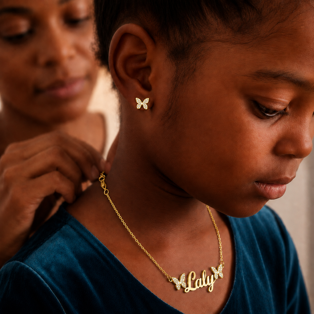 collier prénom Laly argenté porté par une petite fille