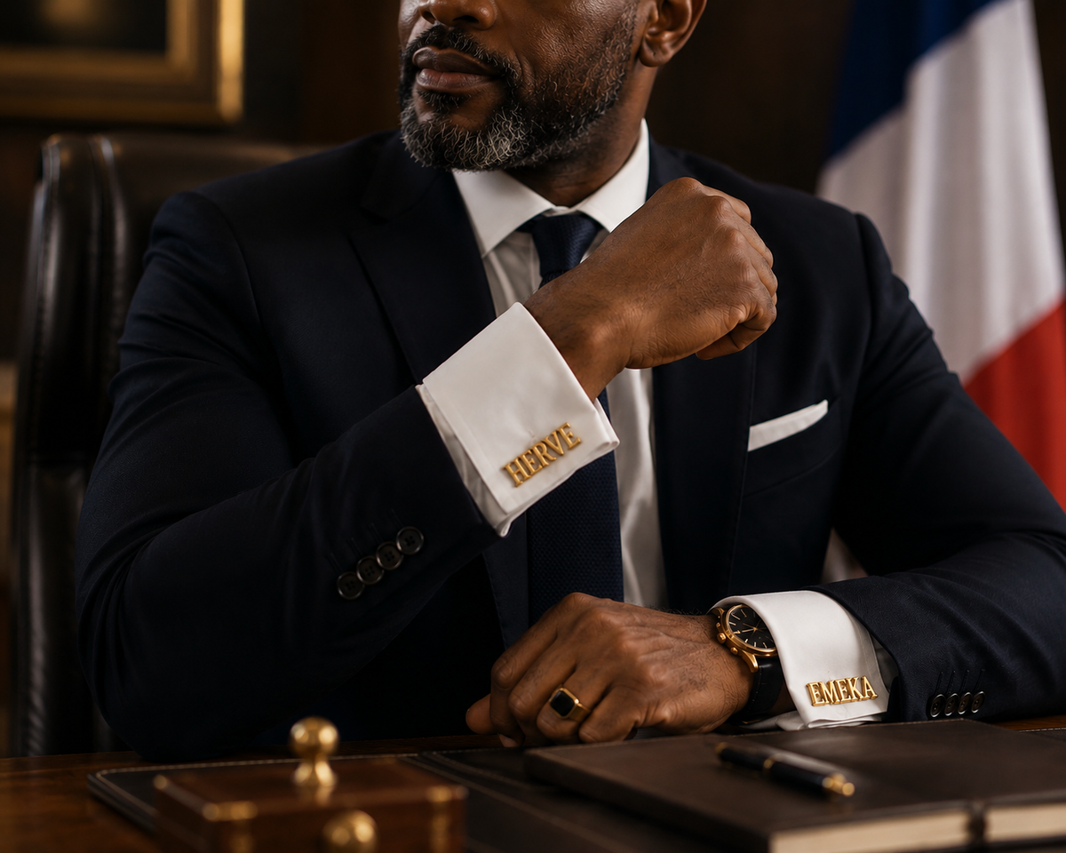 Boutons de manchette UNIQUE dorés personnalisés avec prénoms HERVÉ et EMEKA porté
