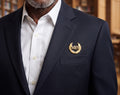 Pin’s LAURIER doré personnalisé avec les initiales MFS et couronne de laurier porté sur une veste