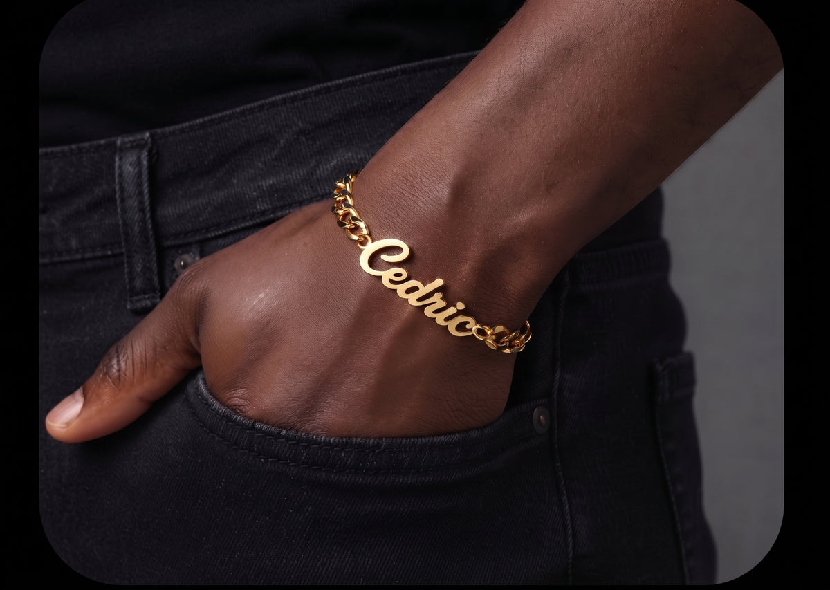 Bracelet prénom personnalisé Cédric doré porté au poignet homme