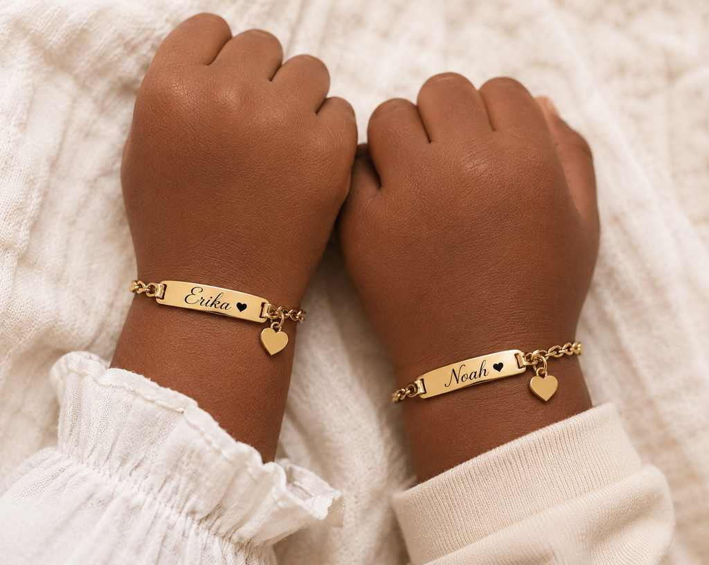 Bracelet enfant personnalisé Noah et Erika porté avec pendentif cœur