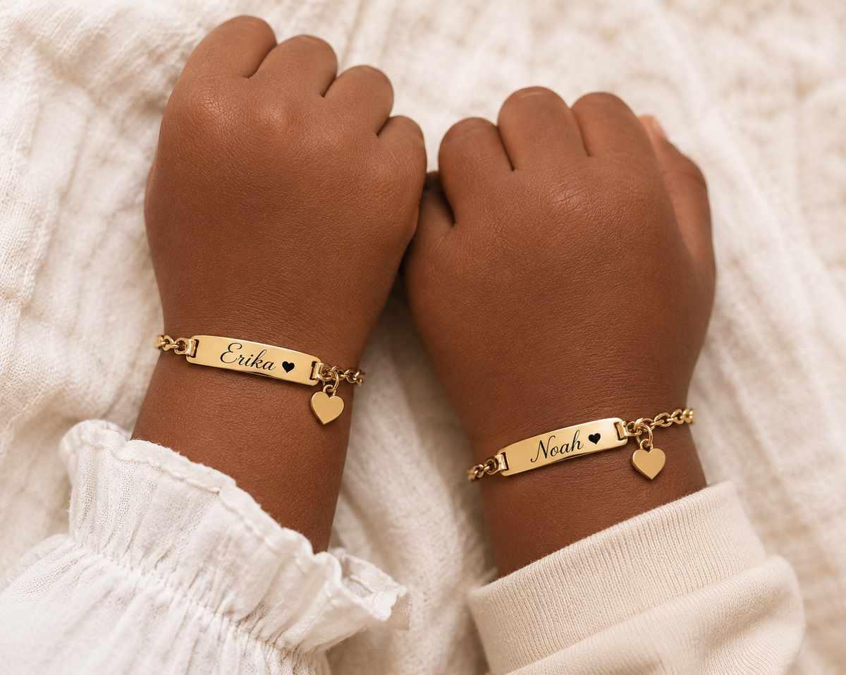 Bracelet enfant personnalisé Noah et Erika porté avec pendentif cœur